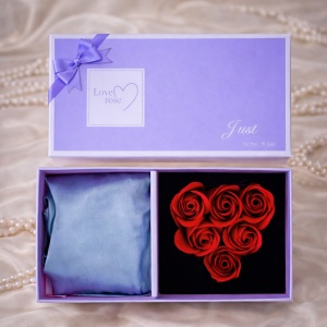 Set cadou Love Rose, cutie cu 6 trandafiri rosii din sapun si esarfa, Mov