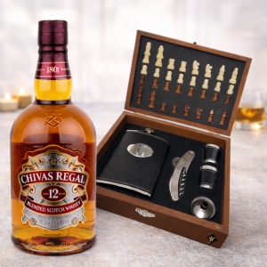Set cadou pentru barbati VLV, cutie in forma de sah, Whisky Chivas Regal 12Yo 700ml