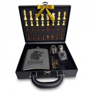 Set cadou pentru barbati Wild Howl, servieta cu tabla si piese de sah, plosca 300 ml, 2 pahare de 50 ml si bricheta cu laser - Img 5