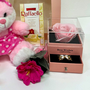 Set cadou Special Valentine, cu ursulet de plus 25cm, ciocolata Raffaello 90gr, cutie cu sertar, brosa, trandafir sapun roz, in punga cadou