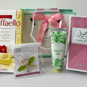 Cadou cu stil pentru femei, Spring Aromas, cu parfum arabesc Mousuf Wardi de la Ard al Zaafaran, brosa martisor, crema de maini Green Tea by Vivian Gray si ciocolata alba Raffaello New Edition, in punga cu fundita, Roz 2