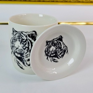 Set cana din ceramica 300 ml cu lingurita si farfurie, model tigru, ambalat in cutie eleganta - Img 6