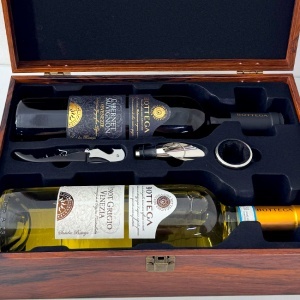 Set caseta eleganta din lemn pentru doua sticle, cu maner, set 3 accesorii pentru vin si doua sticle de vin Bottega 750 ml, Maro - Img 5