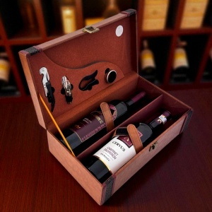 Set caseta eleganta Fine Wine pentru doua sticle, cu maner, doua sticle de vin Bottega 750 ml si set 4 accesorii pentru vin, Maro - Img 2