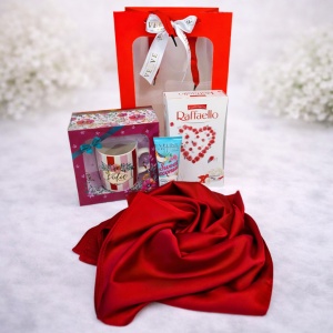 Set "Cea mai buna sotie din lume", esarfa eleganta, cana personalizata, praline Raffaello si crema de maini Eveline
