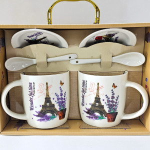 Set ceramic, LOVE Paris, doua cani imprimate cu Turnul Eiffel, 350ml, doua lingurite ceramice si farfurii asortate, in cutie eleganta, Ghiveci Lavanda Bej