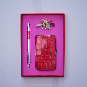 Set cadou Personal Care, cu pix, brosa si trusa pentru ingrijire personala, Fucsia 1