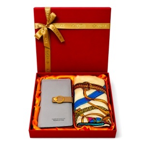 Set dama Grace Edition, cu portofel din piele eco gri si esarfa satinata, in cutie eleganta