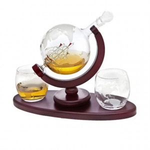 Set decantor cu doua pahare din sticla, design Glob Pamantesc, cu suport si tavita de lemn, 850 ml