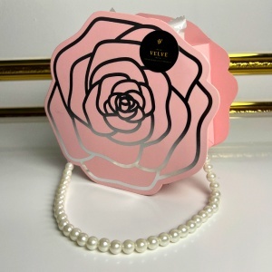 Set elegant Delicate Pink pentru femei, cu parfum arabesc Evidence, crema de maini, colier cu pietre, brosa, praline Raffaello, eșarfă si gentuta cu toarte perle - Img 4
