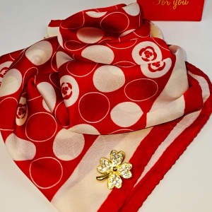 Set For You, esarfa eleganta cu brosa aurie, ambalata in cutie premium, rosu-alb - Img 2