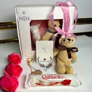 Set Glamour pentru femei, cu bratara, praline Raffaello 40gr, ursulet crosetat, breloc elegant si 3 trandafiri de sapun, in cutie cadou - Img 5