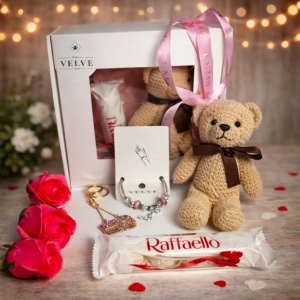 Set Glamour pentru femei, cu bratara, praline Raffaello 40gr, ursulet crosetat, breloc elegant si 3 trandafiri de sapun, in cutie cadou