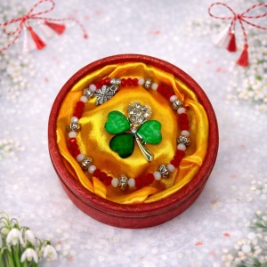 Set Lucky Camee, brosa/ trifoi cu cristale incrustate si bratara asortata, elastica cu margele fațetate si charm trifoi, in cutie rotunda, Verde