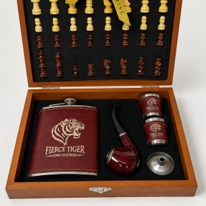 Set pentru barbati Fierce Tiger, cutie cu tabla si piese de sah, plosca, 2 pahare, pipa si palnie - Img 2