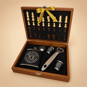 Set pentru barbati Jack Daniel’s, cutie cu tabla si piese de sah, plosca, 2 pahare, palnie si desfacator - Img 4