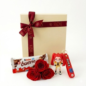 Set pentru copii Joy Box K-Pop Star, breloc figurina anime, 3 trandafiri rosii de sapun si Kinder Bueno