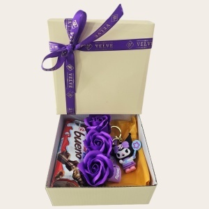 Set pentru copii Joy Box Kuromi, breloc figurina, 3 trandafiri mov de sapun si Kinder Bueno - Img 5
