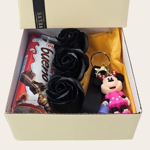 Set pentru copii Joy Box Minnie, breloc figurina Disney, 3 trandafiri negri de sapun si Kinder Bueno - Img 2