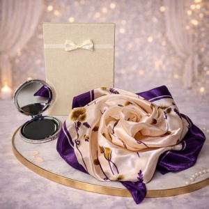 Set pentru femei, cu esarfa eleganta satinata si oglinda, in cutie eleganta, crem-mov