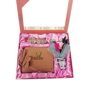 Set pentru femei JESOU COLLECTION LED , cutie cu trei articole practice, portofel, clema pentru par si mini buchet floral, Roz pudrat