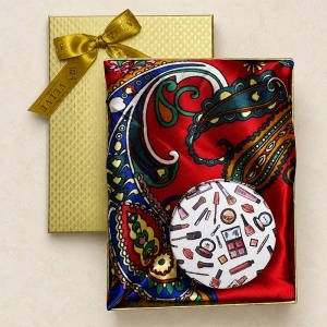 Set pentru femei Satin Glow cu esarfa satinata 50x50 cm si oglinda compacta, in cutie eleganta, rosu multicolor - Img 2
