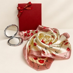 Set pentru femei Satin Glow cu esarfa satinata 50x50 cm si oglinda compacta, in cutie eleganta, crem-roz floral - Img 4