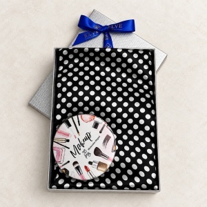 Set pentru femei Satin Glow cu esarfa satinata 50x50 cm si oglinda compacta, in cutie eleganta, negru-alb - Img 2