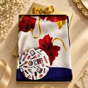 Set pentru femei Satin Glow cu esarfa satinata 50x50 cm si oglinda compacta, in cutie eleganta, alb-bleumarin cu flori rosii - Img 2