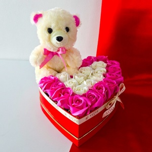 Set pentru fete Fragility, cutie inima rosie cu trandafiri de sapun, ursulet de plus si mesaj cu textul "I Love You", Crem