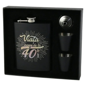Set plosca "Viata incepe de la 40 de ani", palnie si doua pahare, Negru