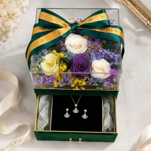 Set premium de lux cu 11 trandafiri criogenati si bijuterii cu zirconiu, cutie patrata din catifea verde cu sertar si plexiglas - Img 5