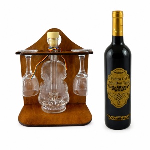 Set premium "Pentru cel mai bun Tata”, minibar rustic din lemn cu sticla in forma de vioara, doua pahare pe suport si vin rosu personalizat - Img 5