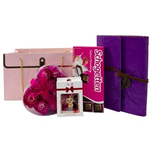 Set Purple Romance, trandafiri din sapun in cutie inima, ciocolata Schogetten si jurnal elegant mov - Img 5