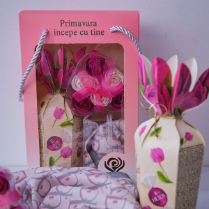 Set Special Valentine, cu esarfa, ciocolata si 3 trandafiri din sapun, roz