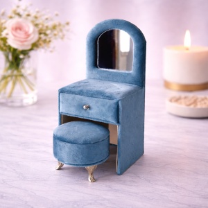 Suport bijuterii sub forma de masuta de toaleta cu scaun albastru prafuit, 24x11 cm