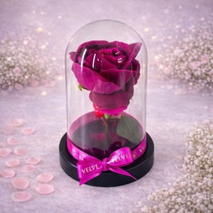 Trandafir artizanal in cupola de plastic, pe blat negru, Mov 12 x19 cm