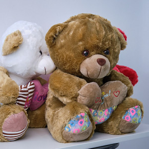 Ursulet de plus Twinkle, cu inimioara, inaltime 37 cm, Maro
