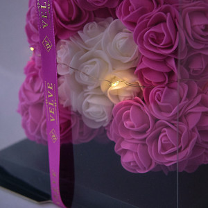 Ursulet floral 25cm, cu LED-uri luminoase, din trandafiri spuma fucsia cu inima rosie, in cutie cadou