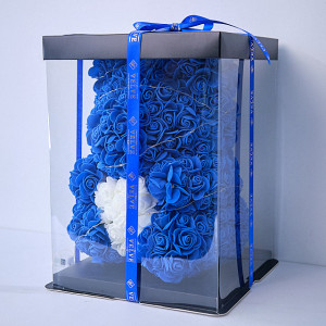 Ursulet floral 30 cm, cu led de lumini, din trandafiri spuma albastrucu inima alba, in cutie cadou