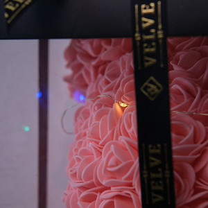Ursulet floral 30 cm, cu led de lumini, din trandafiri spuma roz pudrat inima alba, in cutie cadou