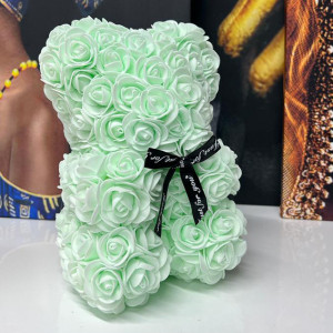 Ursulet floral verde deschis din Trandafiri 25 cm, decorat manual, cutie cadou