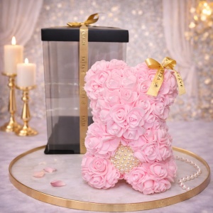 Ursulet floral roz din trandafiri din spuma cu inimioara din perle 25 cm, decorat manual, in cutie cadou