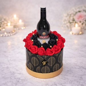 Velve Golden Black Gift, Aranjament floral in cutie rotunda cu trandafiri de sapun si Angeli crema de whisky