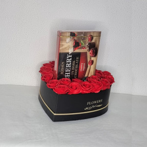 Velve Red Heart, Cutie cu trandafiri rosii din sapun si praline de ciocolata Roshen Cherry cu lichior de cirese
