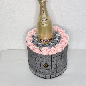Velve Silver Gift, aranjament floral cu trandafiri de sapun si spumant Angelli Cuvee Gold