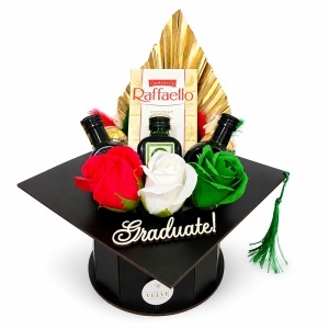 Aranjament absolvire Graduate in forma de toca, cu bauturi in miniatura Jagermeister si Unicum, praline Raffaello, Rocher si trandafiri de sapun - Img 5
