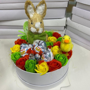 Cadou Sweet Easter cutie rotunda alba cu trandafiri de sapun, Kinder Joy si figurina iepuras de Paste, galben