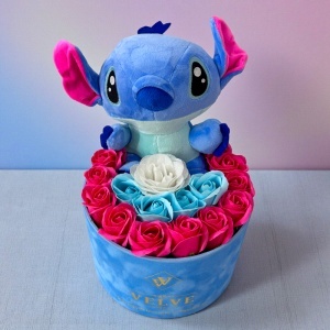 Aranjament cu flori de sapun si jucarie de plus Stitch albastru, in cutie eleganta