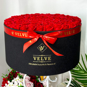 Aranjament floral 101 trandafiri de sapun, in cutie cadou cu felicitare personalizata, culoare rosu, diametru 42cm1